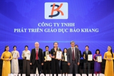 anh ng  lyla english vinh d  nh  n gi   i th    ng top 10 trung t m     o t  o anh ng  xu  t s  c ch u    2026
