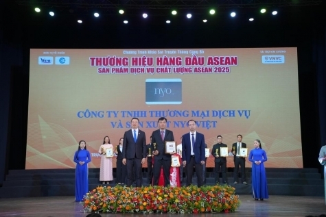 nyo vi t vinh d     n nh  n gi   i th    ng    th   ng hi u h  ng     u asean    asean top brands award 2025   