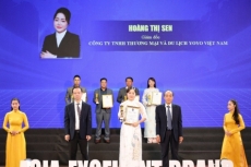 doanh nh n ho  ng th   sen    b   n l  nh ng    i ph  n  ki   n t  o th   ng hi u du l  ch vi t v   n t  m ch u    v   d  u   n asia excellent brand 2026