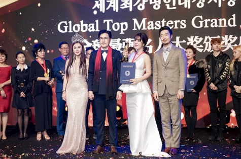 t  h nh tr nh g  n 20 n  m ph  t tri  n     n d   u    n top 10 th   ng hi u xu   t s   c qu c gia 2026 c a hoa xinh group