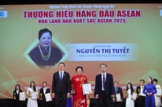 doanh nh n nguy n th   tuy   t  ng    i ph  n  ti  n phong     a nh a minh h ng l  n t  m cao m  i