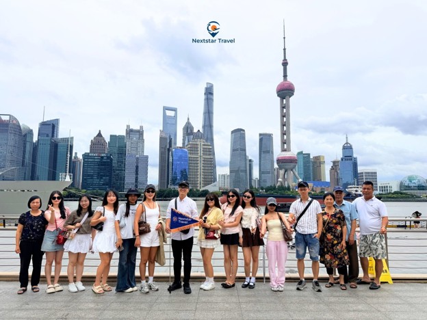 Có thể là hình ảnh về một hoặc nhiều người, Núi Thái Bình và văn bản cho biết 'Nextstar NextstarTravel Travel 4 4a مم 牛 UnO'